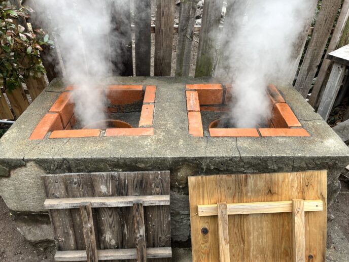 温泉の蒸気が噴き上がる地獄蒸し釜
