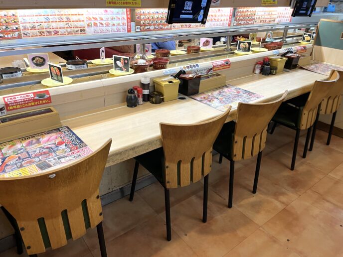 回転寿司「寿司めいじん」のカウンター席