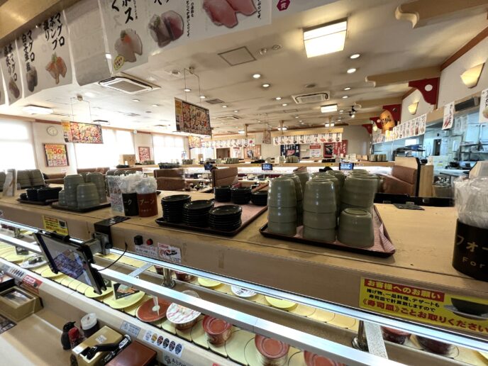 回転寿司「寿司めいじん」の店内