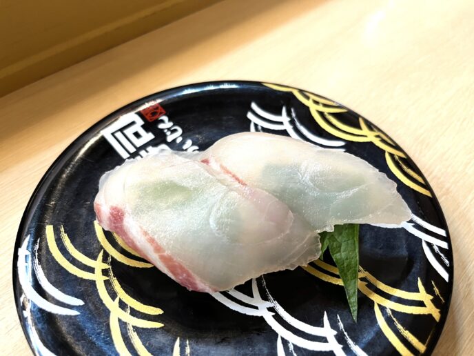 回転寿司「寿司めいじん」の寿司（鯛）