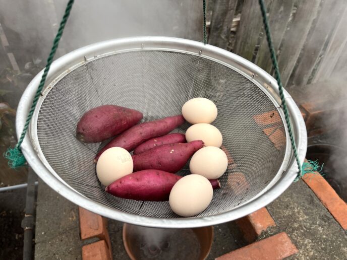 別府名物の地獄蒸し料理、さつま芋とゆで卵