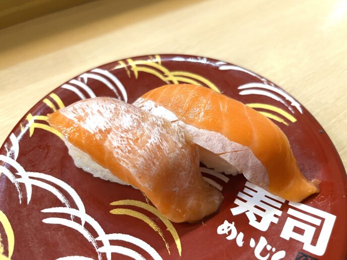 回転寿司「寿司めいじん」の寿司（サーモン）