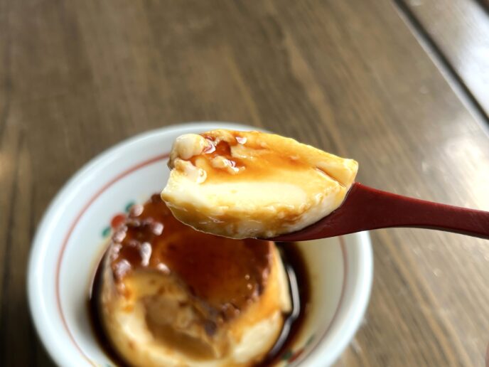 岡本屋売店の別府名物「地獄蒸しプリン」（とろっとした食感）