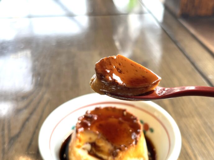 岡本屋売店の別府名物「地獄蒸しプリン」（ほろ苦いカラメルソース）