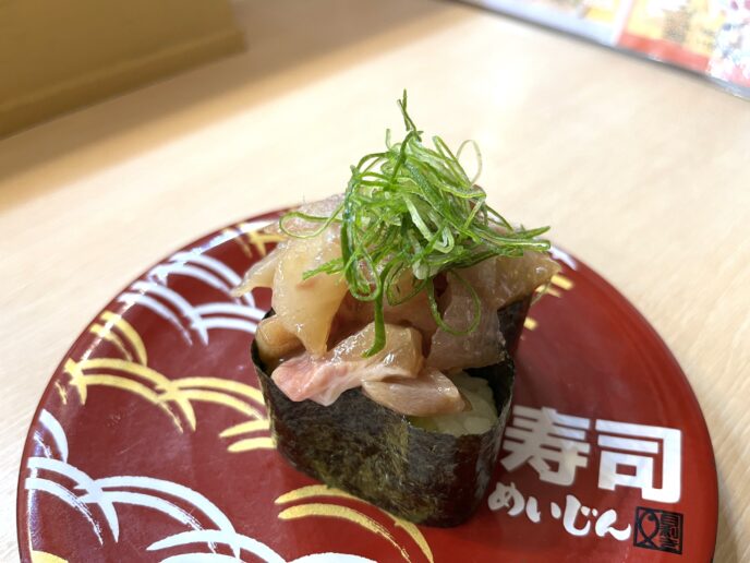 回転寿司「寿司めいじん」の寿司（海鮮軍艦）