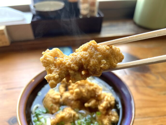 別府名物「明礬うどん」のとり天うどん（熱々のとり天）