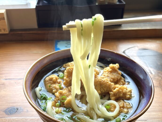 別府名物「明礬うどん」のとり天うどん（つるつるのうどん）