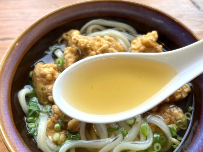 別府名物「明礬うどん」のとり天うどん（さっぱりとした出汁）