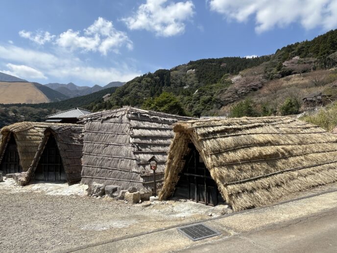「みょうばん 湯の里」の湯の花小屋