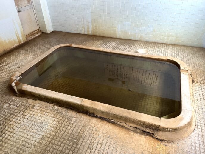 南的ヶ浜温泉 レトロな湯船