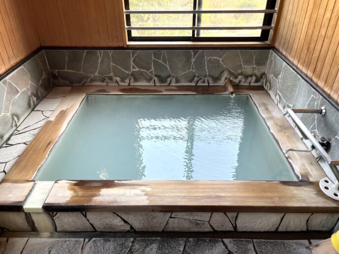 豊前屋旅館の白濁硫黄泉