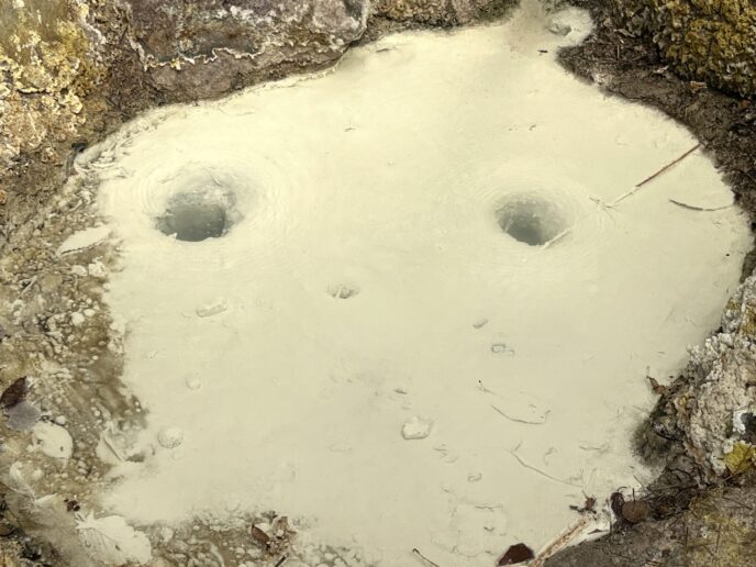 「みょうばん 湯の里」の硫黄たっぷりの源泉