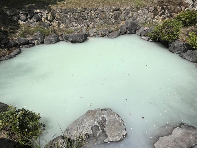 「みょうばん 湯の里」の白濁硫黄泉