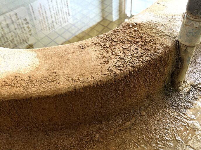 南的ヶ浜温泉 ゴツゴツとした析出物