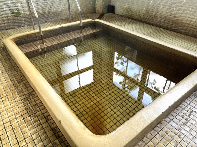 紙屋温泉 湯が茶色がかっている