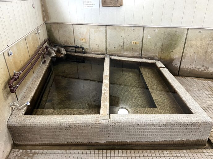 やよいの湯 左があつ湯 右がぬる湯