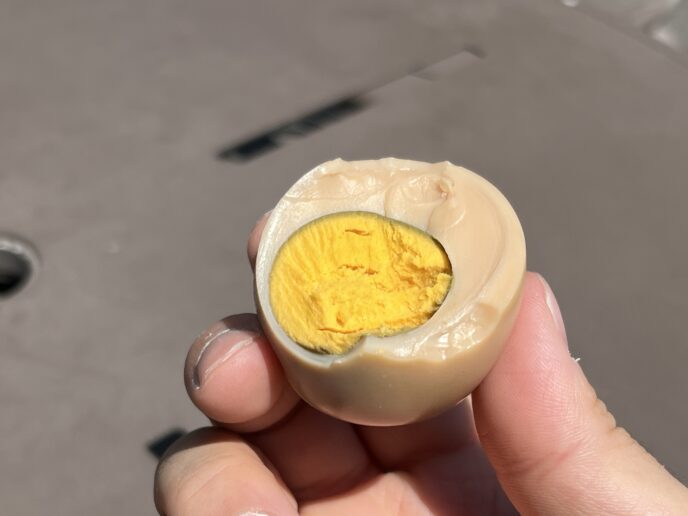 「みょうばん 湯の里」の温泉たまご、温泉成分が染みている