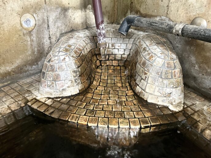 やよいの湯 源泉がたっぷりと注がれている
