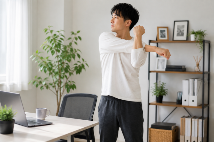 仕事の合間にストレッチをする人